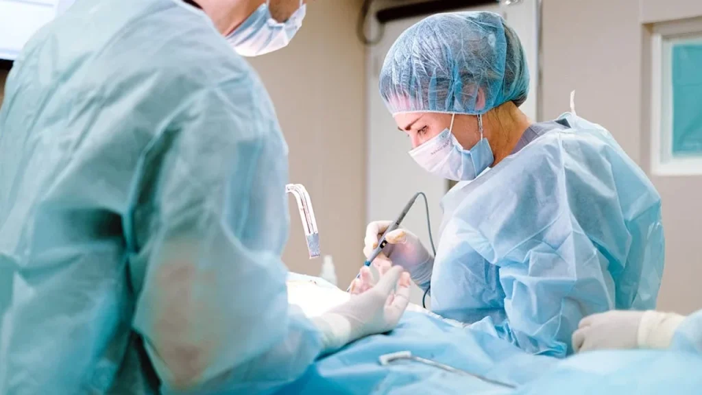 Пластический хирург